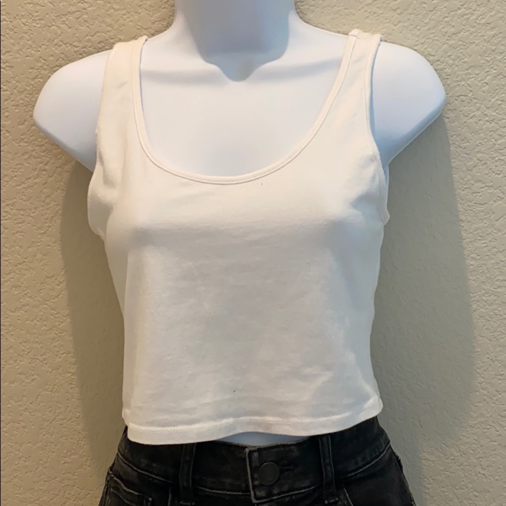 White sleeveless cropped top